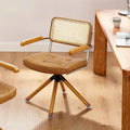 Fauteuil pivotant d'appoint avec dossier en rotin, assise en similicuir et accoudoirs et pieds en bois