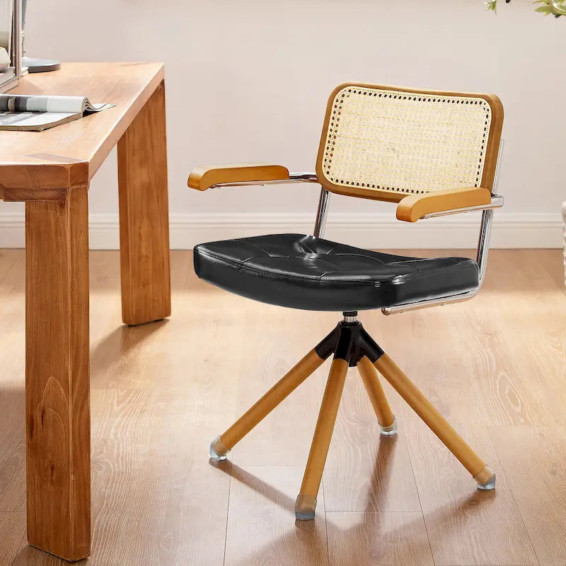 Fauteuil pivotant d'appoint avec dossier en rotin, assise en similicuir et accoudoirs et pieds en bois