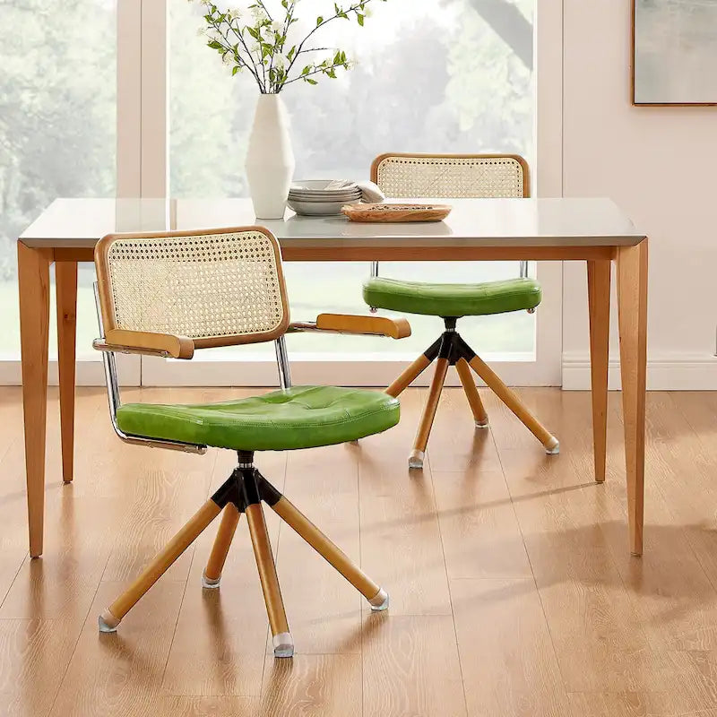 Fauteuil pivotant d'appoint avec dossier en rotin, assise en similicuir et accoudoirs et pieds en bois