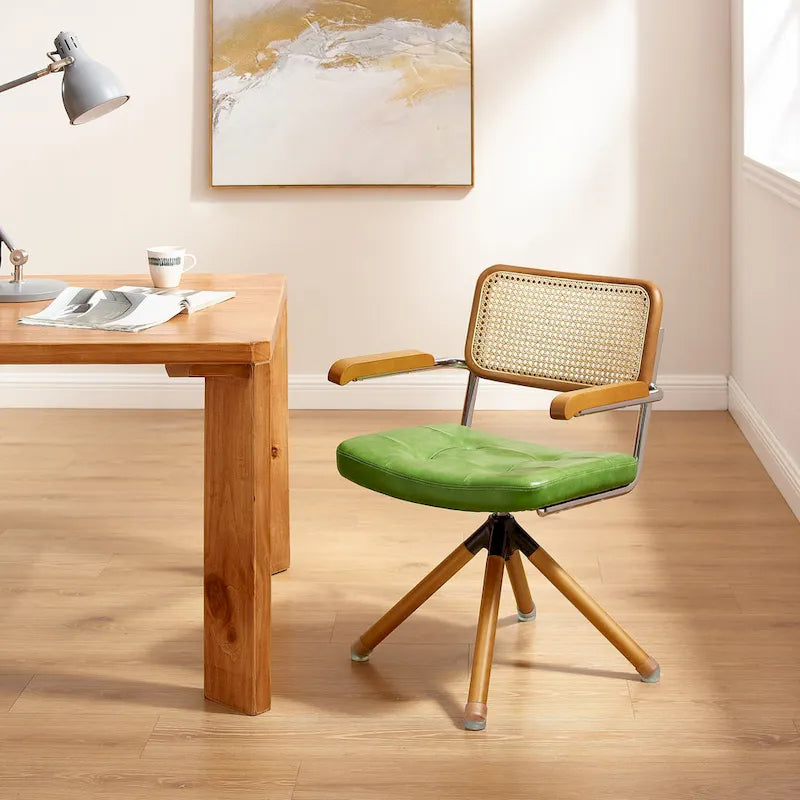 Fauteuil pivotant d'appoint avec dossier en rotin, assise en similicuir et accoudoirs et pieds en bois