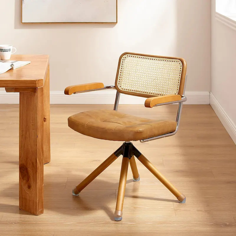 Fauteuil pivotant d'appoint avec dossier en rotin, assise en similicuir et accoudoirs et pieds en bois