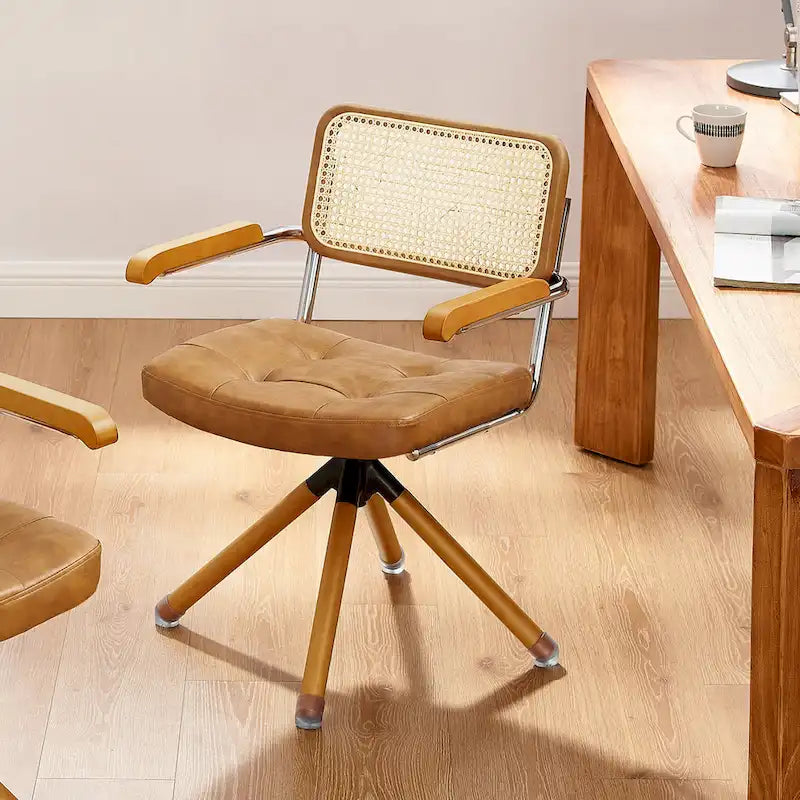 Fauteuil pivotant d'appoint avec dossier en rotin, assise en similicuir et accoudoirs et pieds en bois