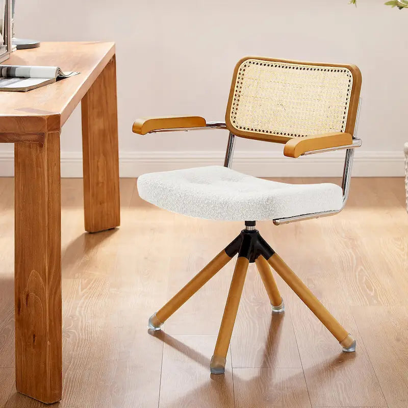 Fauteuil pivotant d'appoint avec dossier en rotin, assise en similicuir et accoudoirs et pieds en bois