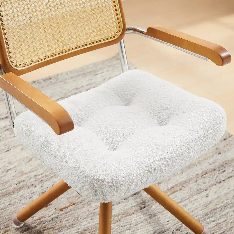 Fauteuil pivotant d'appoint avec dossier en rotin, assise en similicuir et accoudoirs et pieds en bois