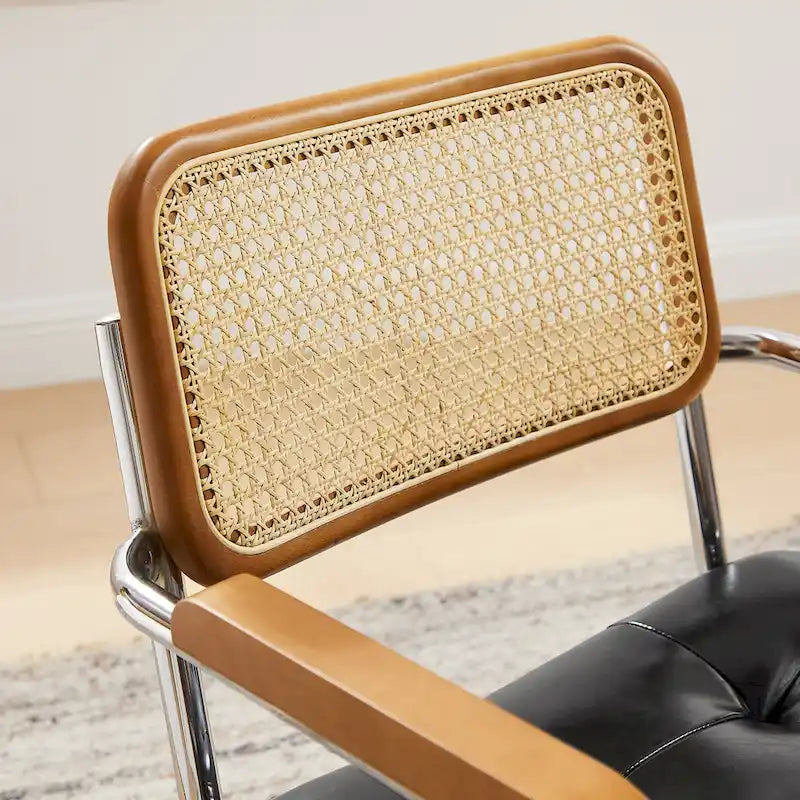Fauteuil pivotant d'appoint avec dossier en rotin, assise en similicuir et accoudoirs et pieds en bois