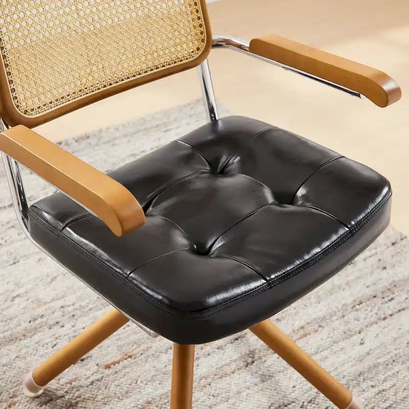 Fauteuil pivotant d'appoint avec dossier en rotin, assise en similicuir et accoudoirs et pieds en bois