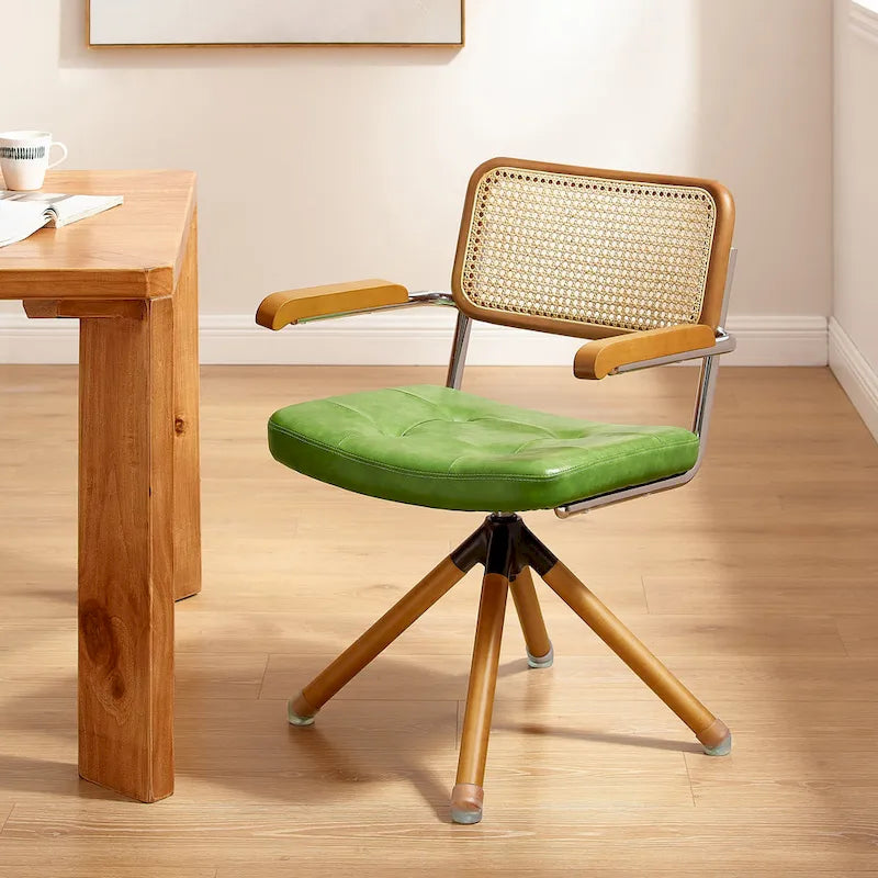Fauteuil pivotant d'appoint avec dossier en rotin, assise en similicuir et accoudoirs et pieds en bois