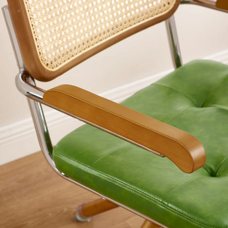 Fauteuil pivotant d'appoint avec dossier en rotin, assise en similicuir et accoudoirs et pieds en bois