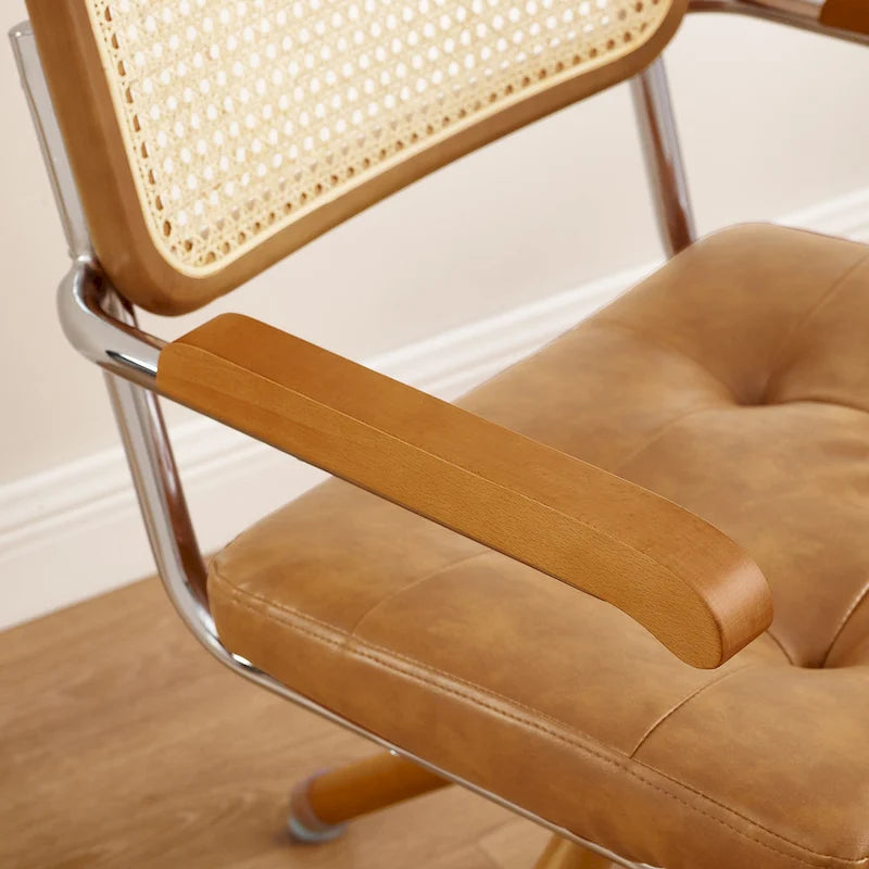 Fauteuil pivotant d'appoint avec dossier en rotin, assise en similicuir et accoudoirs et pieds en bois