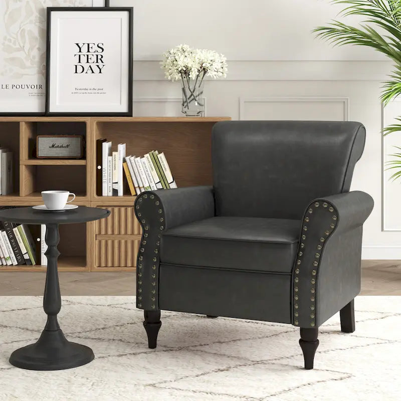 Fauteuil d'appoint en similicuir avec accoudoirs roulés et garniture cloutée – Chaise de salon classique avec pieds en bois massif