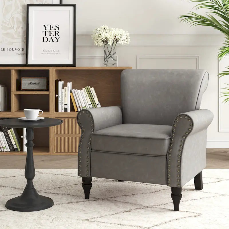 Fauteuil d'appoint en similicuir avec accoudoirs roulés et garniture cloutée – Chaise de salon classique avec pieds en bois massif