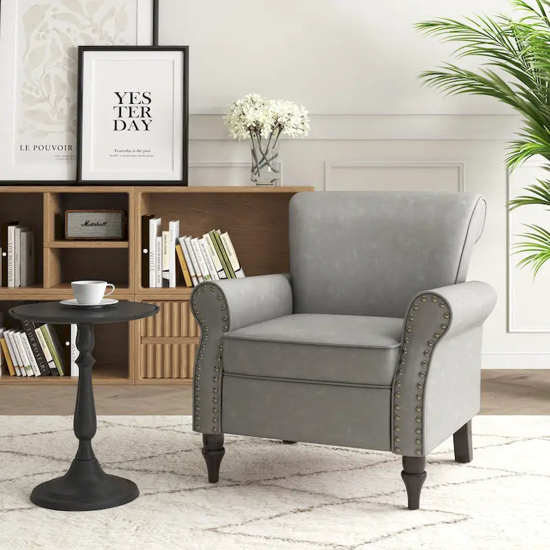 Fauteuil d'appoint en similicuir avec accoudoirs roulés et garniture cloutée – Chaise de salon classique avec pieds en bois massif