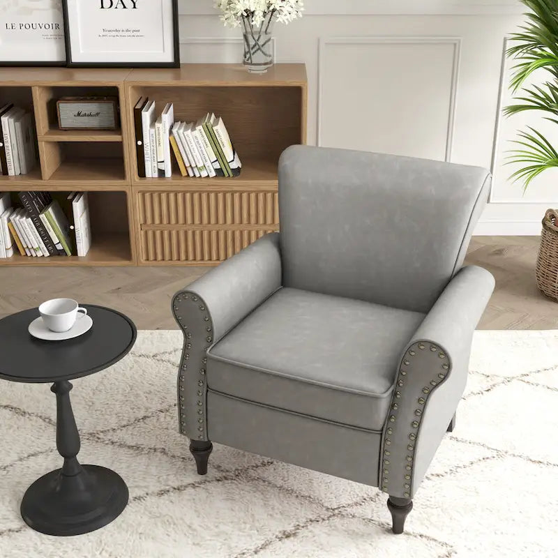 Fauteuil d'appoint en similicuir avec accoudoirs roulés et garniture cloutée – Chaise de salon classique avec pieds en bois massif