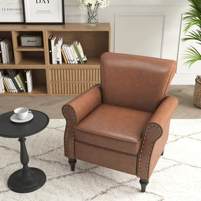 Fauteuil d'appoint en similicuir avec accoudoirs roulés et garniture cloutée – Chaise de salon classique avec pieds en bois massif