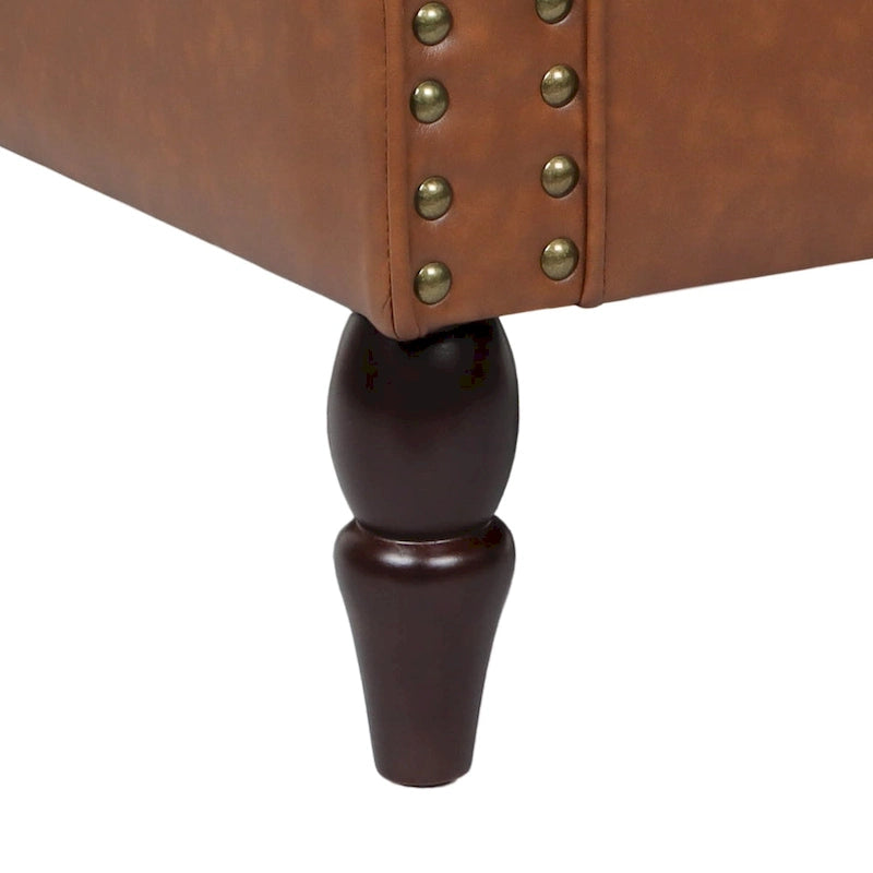 Fauteuil d'appoint en similicuir avec accoudoirs roulés et garniture cloutée – Chaise de salon classique avec pieds en bois massif