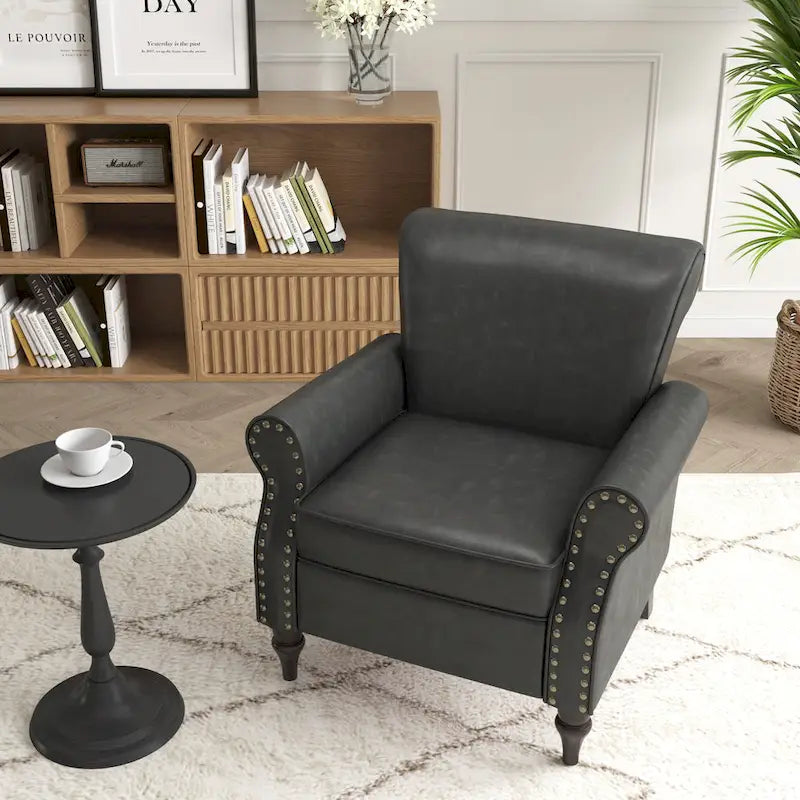 Fauteuil d'appoint en similicuir avec accoudoirs roulés et garniture cloutée – Chaise de salon classique avec pieds en bois massif
